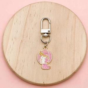 Détail du pendentif lanterne lapin en émail avec fermoir en D doré sur support bois