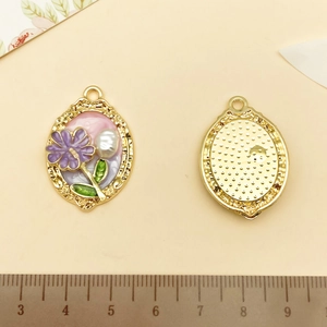 Vue détaillée d'un pendentif floral ovale avec cadre doré et règle de mesure