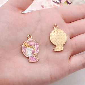 Détails de pendentifs lapin or rose avec motifs floraux en émail et pompons