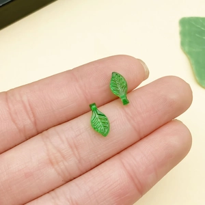Vista macro de colgantes de hojas de acrílico verde traslúcido con vetas detalladas