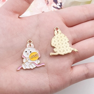 Détail du pendentif lapin avec éventail et dos texturé doré pour bijoux DIY