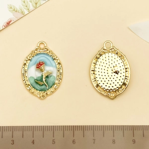 Détail du pendentif ovale rose avec dimensions affichées sur une règle