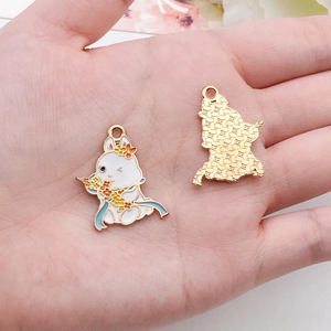 Détail du pendentif lapin de jade avec émail blanc et dos doré texturé en gros plan