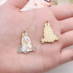 Détail d'un pendentif lapin mignon en émail blanc pour la création de bijoux DIY