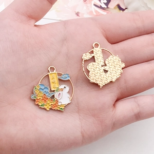 Détails du pendentif lapin montrant l'émail à l'avant et le dos doré maillé