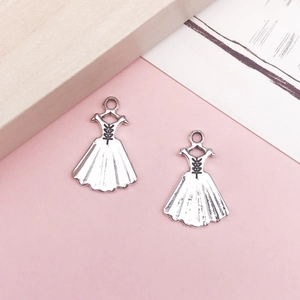 Detalle de dijes de vestido de ballet en plata antigua para joyas y collares de bricolaje