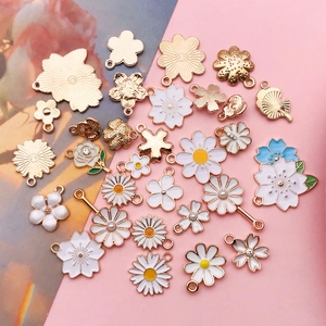 Pendentifs fleurs en émail blanc et bordure dorée pour création de bijoux DIY colliers