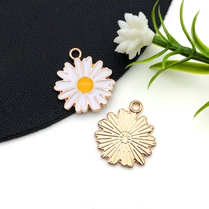 Détails de pendentifs marguerite en émail blanc pour bijoux DIY sur surface en cuir