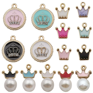 Set de breloques couronnes en émail coloré et perles pour création de bijoux DIY