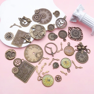 Dettaglio di ciondoli steampunk in bronzo con ingranaggi e quadranti in lega