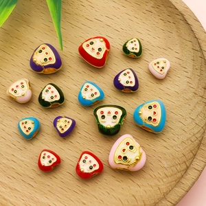 Πολύχρωμες χάντρες Daruma από κράμα για DIY βραχιόλια σε ξύλινο δίσκο