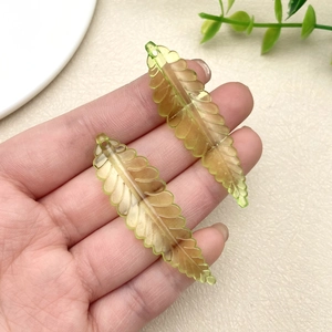 Detailansicht der Ginkgo-Blatt-Anhänger aus Acryl mit gelb-grünem Farbverlauf
