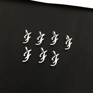 Details der silbernen F-Buchstaben-Anhänger aus Legierung für DIY-Halsketten