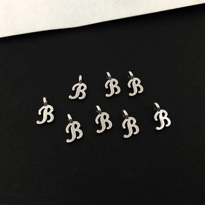 Detailansicht von acht silbernen Buchstaben-B-Anhängern aus Legierung für DIY-Schmuckstücke