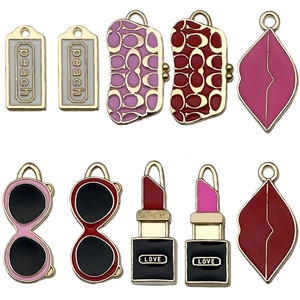 Set di ciondoli smaltati colorati con pendenti a borsa, rossetto e occhiali da sole