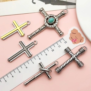 Détail d'un ensemble de pendentifs croix vintage en alliage pour colliers DIY