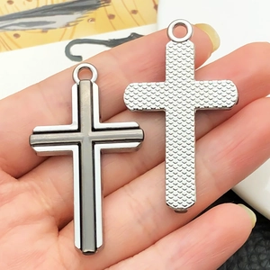 Détail de pendentifs croix en métal multicouche avec texture en losange pour bijoux DIY