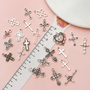 Assortiment de pendentifs croix en alliage argenté pour la création de bijoux DIY variés
