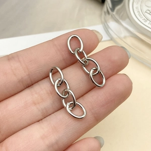 Primer plano de una cadena de hierro plateada de cuatro eslabones para joyería DIY