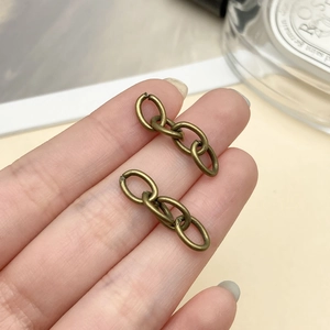 Vista macro de cadenas metálicas de cuatro eslabones en bronce para accesorios de joyería