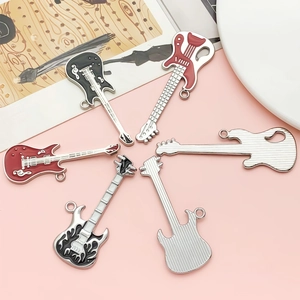 Detailweergave van punk gitaarhangers met kleurrijke emaille afwerking en muzieknoten