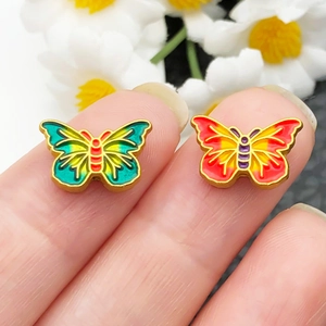 Detailweergave van kleurrijke vlinderbedeltjes van emaille voor DIY armbanden vlechten