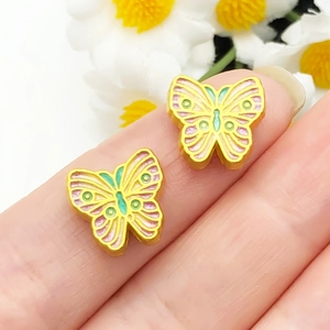 Detail van kleurrijke vlinderkralen in goud voor het maken van DIY-sieraden