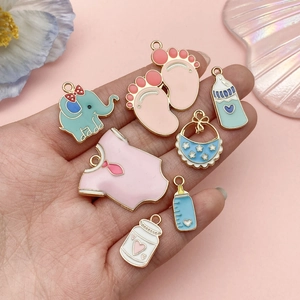 Colgantes de esmalte de tema bebé con biberón y huellas para creación de joyas