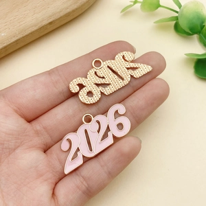 Detalle del frente y reverso del colgante con número 2026 rosa para joyería DIY