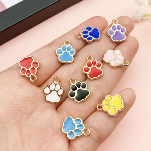 Vue détaillée de breloques en forme de pattes colorées pour bijoux DIY tenues à la main