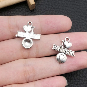 Gros plan détaillé d'un pendentif I Love Baseball en alliage pour porte-clés DIY