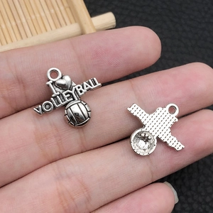 Détail du pendentif volley-ball en argent antique avec cœur et texture grillagée