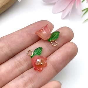 Detail van tulphanger met hars verloopbloemblaadjes en parel voor het maken van sieraden