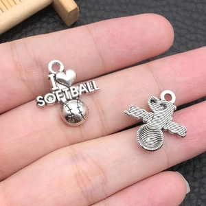 Détail macro du pendentif I Love Softball en alliage argenté pour porte-clés DIY sport