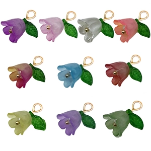 Kleurrijke acryl lelietje-van-dalen hangers met groene bladeren voor DIY sieraden maken