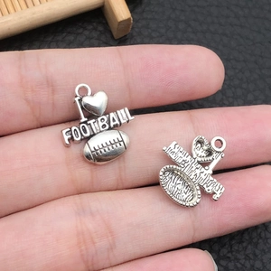Vue détaillée du pendentif football américain en argent vintage avec gravure I Love Football
