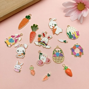 Vue détaillée de breloques émaillées lapin de Pâques et carotte pour bijoux DIY