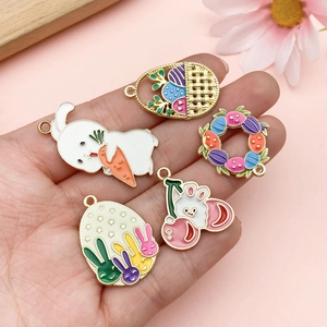 Pendentifs en émail lapin et carotte colorés pour création de bijoux DIY sur fond rose