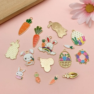 Lot de breloques émaillées lapin de Pâques et carotte pour bijoux sur fond rose
