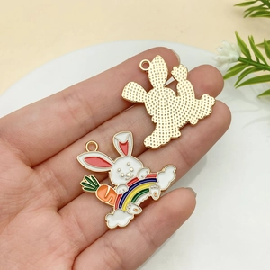 Pendentifs lapin et carotte en émail montrant l'avant et le dos doré pour bijoux DIY