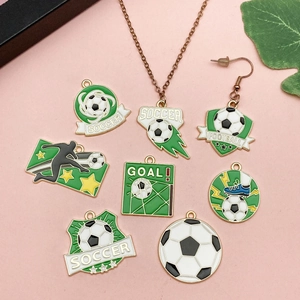 Pendentifs et colliers émaillés thème football avec designs de soccer vert et noir