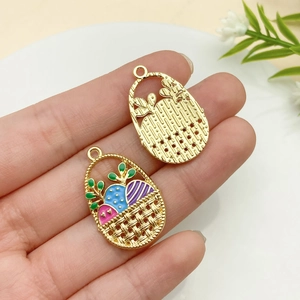 Détail de pendentifs œufs de Pâques en émail coloré pour la création de bijoux DIY