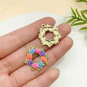 Détail de pendentifs couronne de Pâques colorés en alliage avec dorure et émail