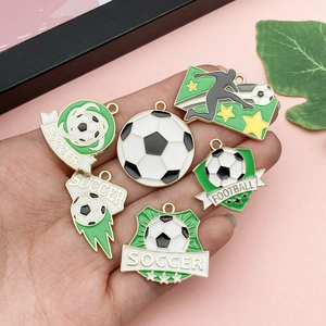 Lot de 6 breloques de football émaillées or et vert pour bijoux de sport DIY et porte-clés