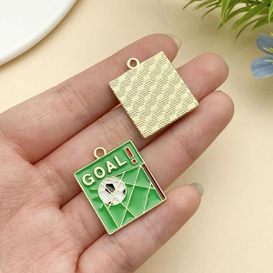 Détails de breloques de football carrées en émail avec finition verte et texture dorée