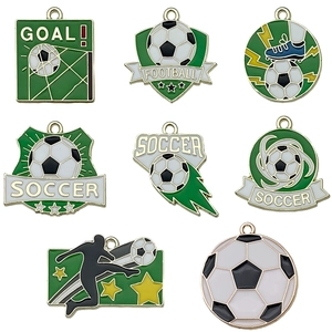 Ensemble de pendentifs de football en émail vert avec divers motifs de sport