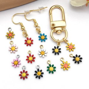 Bunte Emaille-Gänseblümchen-Anhänger mit Goldhaken für DIY-Schmuckherstellung und Ketten