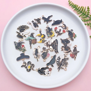 Pendentifs gothiques émaillés oiseaux et serpents pour bijoux dans un plateau blanc