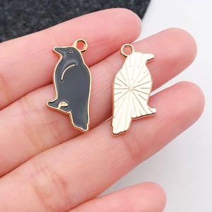 Détail de pendentif pingouin avec émail noir et dos en métal doré texturé pour bijoux DIY