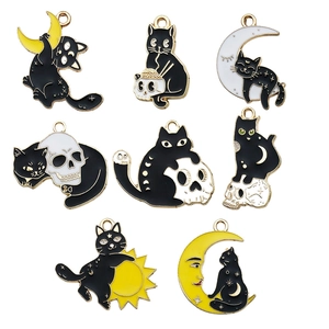 Lot de 8 pendentifs en émail avec chats noirs, lune et crâne pour la création de bijoux
